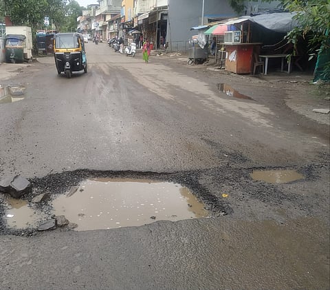 तळेगावात धोकादायक खड्डयामुळे अपघातास आमंत्रण