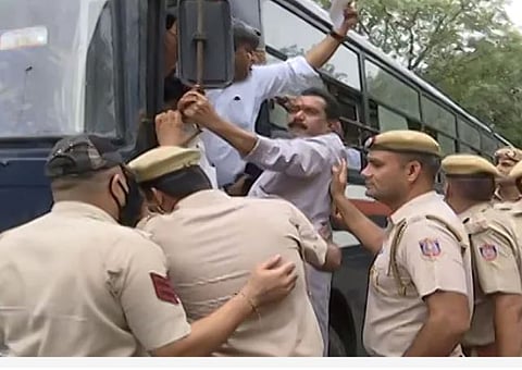 ईडीविराेधात निदर्शने करणारे काँग्रेस कार्यकर्ते ताब्यात घेताना पाेलिस.