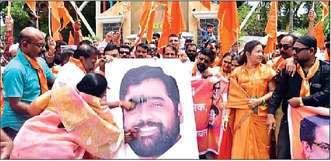 शिंदे यांच्या प्रतिमेला जोडे मारून निदर्शने