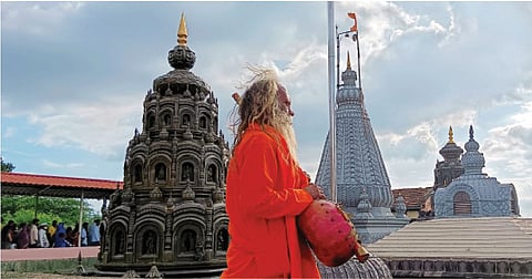 दोन वर्षांपासून वारी आणि सावळ्या विठुरायाच्या दर्शनासाठी आसुसलेल्या वारकर्यांच्या मनामध्ये या वर्षी आनंदाची डोही आनंद तरंग..! अशी भावना आहे. ही भावना घेऊन वैष्णवांचा मेळा देहू नगरीत दाखल होत आहे. त्यांच्या स्वागतासाठीच की काय शनिवारी आसमंतात ढग दाटून आले अन् भगवा पताका डौलाने फडकू लागला. (छाया : यशवंत नामदे)