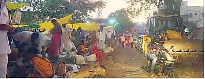मलठण येथे होतेय वाहतूक कोंडी; संथ गतीने होणार्या कामाचा परिणाम