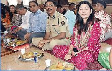 वारकर्यांसाठी खुद्द पोलिस आयुक्त बनले ‘सेवेकरी’ सहकुटुंब