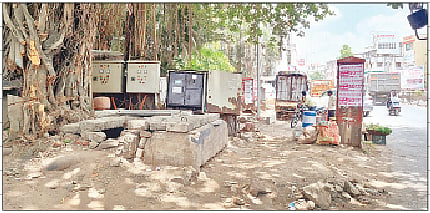 धायरी रस्त्यावर गारमाळ येथे रस्त्यात उभे असलेले धोकादायक वीज फिडर पिलर व खांब दिसत आहेत.