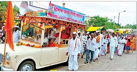 टाकळीभान : येथील श्री साईबाबा मंदिर व श्रीराम मंदिरातून जाणार्या दोन पालखी दिंड्यांचे पंढरपूरकडे प्रस्थान झाले. (छाया : विजय देवळालकर)