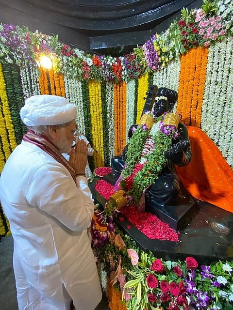 पंतप्रधान नरेंद्रमोदी यांनी तुकोबारायांच्या प्रतिमेचे दर्शन घेतले.