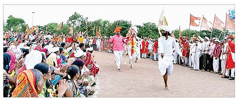 संत सोपानकाका पालखी सोहळ्यातील पहिले रिंगण काकडे महाविद्यालयाच्या प्रांगणात उत्साहात पार पडले.