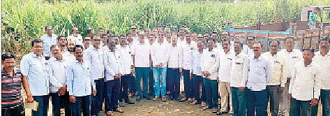 स्मार्ट ऊस व्यवस्थापन प्रणालीचे प्रात्यक्षिक घेताना उपाध्यक्ष बन्सीलाल आटोळे, संचालक राजेंद्र ढवाण, योगेश जगताप, कार्यकारी संचालक राजेंद्र जगताप व शेतकरी.