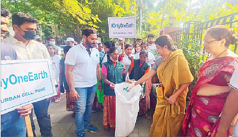 ‘पुणे प्लॉगेथॉन’मध्ये सहभागी होऊन कचरा संकलित करताना खा. अॅड. वंदना चव्हाण यांच्यासह नागरिक.