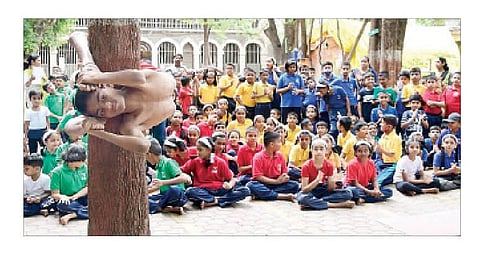 पुणे : झाडाला चक्रासन घालणार्या बालयोग्याने दिले योगाचे धडे