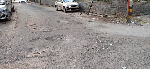 नगर : गाडी चालवित खा.विखेंनी अनुभवला खराब रस्ता..!