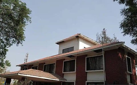 संगमनेरचे विश्रामगृह हरवले पाण्याच्या वेढ्यात..!