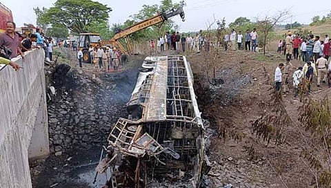 कर्नाटक : हैदराबादच्या खासगी बसला गुलबर्ग्याजवळ अपघात; ९ प्रवाशांचा होरपळून मृत्यू, २० जखमी