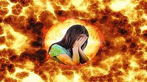 मुलीच्या गळ्याला चाकू लावत पत्नीला जिवंत जाळण्याचा प्रयत्न