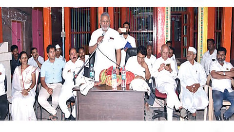 पाडळी : येथे विविध विकासकामांच्या शुभारंभाप्रसंगी बोलताना आमदार माणिकराव कोकाटे. समवेत अॅड. भगीरथ शिंदे, आमदार डॉ. सुधीर तांबे, बाळासाहेब वाघ, जयराम शिंदे, मारुती बिन्नर आदी.
