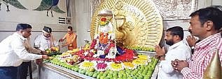 राज ठाकरेंच्या आरोग्यासाठी मोहटादेवीला साकडे