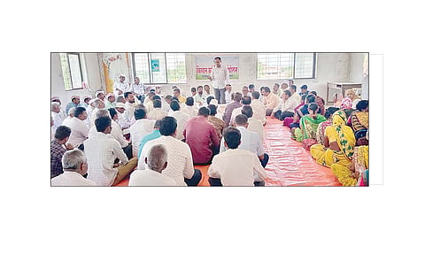 पुणतांबा : शेतकर्यांच्या प्रश्नावर मंत्रालयात झालेल्या बैठकीची माहिती विशेष ग्रामसभेत देताना सरपंच डॉ. धनंजय धनवटे. (छाया : श्रीरंग गोर्हे)