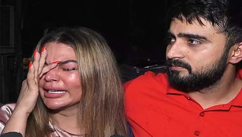 Rakhi Sawant: राखी सावंतची पतीविरोधात तक्रार, पैसे आणि दागिने घेतल्याचा आरोप