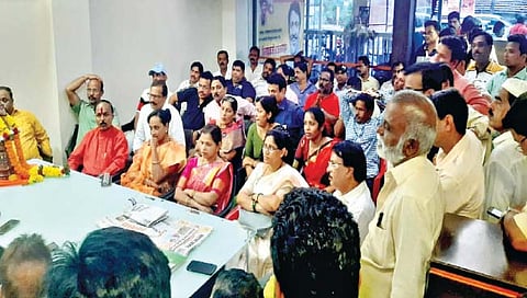 रत्नागिरी : खासदार कार्यालयात उपस्थित असलेले शिवसेना पदाधिकारी.