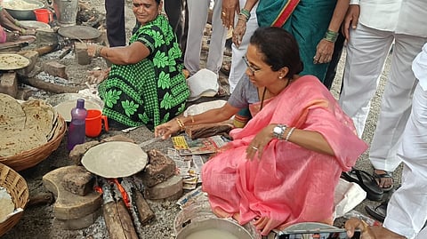 जेव्हा खासदार सुप्रिया सुळे बनवतात वारकऱ्यांसाठी पिठलं भाकरी …