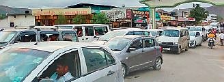 सलग सुट्ट्यांमुळे मावळ तालुक्यात मोठी गर्दी, पर्यटकांच्या वाहनांमुळे वाहतूक कोंडी