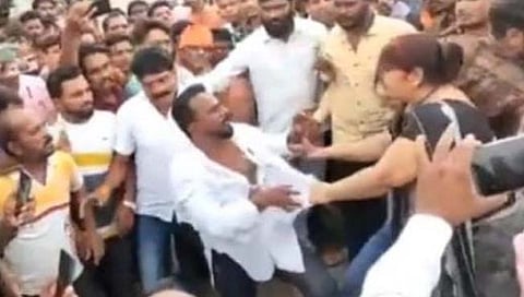 जळगाव : खडसे समर्थक नगरसेविका पुत्राला महिलांनी दिला चोप; पोस्ट व्हायरल करणे पडले महागात !
