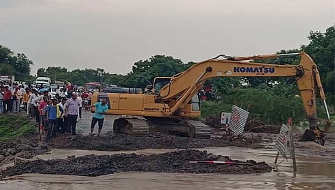 परभणी : नाम नदीवरील पर्यायी पूल खचला