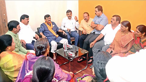 नाशिक : शहर शिवसेना पदाधिकार्यांशी चर्चा करताना खा. संजय राऊत.