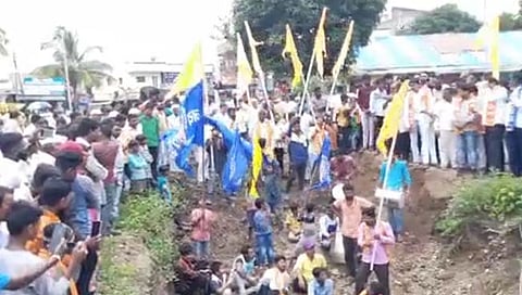 सातारा : वाठार स्टेशन येथे सर्व पक्षांच्यावतीने रेल रोको आंदोलन