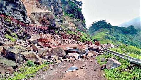 सातारा : रघुवीर घाटात दरड कोसळली कांदाटी खोर्यातील 16 गावांचा संपर्क तुटला