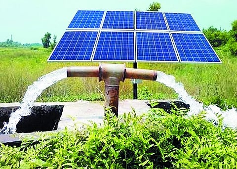 पुणे : उच्चशिक्षित तरुणाने शेतकर्यांपर्यंत पोहोचविल्या शासकीय योजना