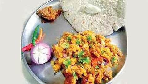…अन् बंडखोर आमदार गुवाहाटीत झुणका-भाकरीवर तुटून पडले!