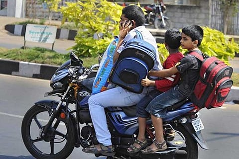 तळेगाव स्टेशन : वाहन चालवताना मोबाईलवर बोलणे अत्यंत धोकादायक!