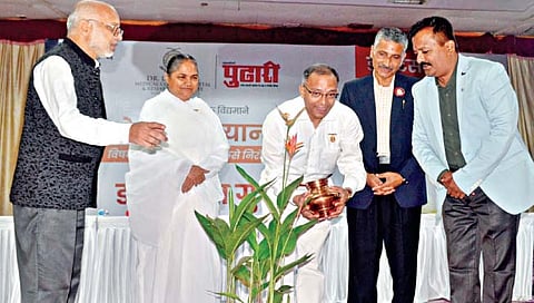 कोल्हापूर : दैनिक ‘पुढारी’ व डॉ.डी.वाय.पाटील हॉस्पिटल यांच्या वतीने डॉक्टर्स डे निमित्त आयोजित व्याख्यानमालेचा रोपट्याला पाणी देऊन प्रारंभ करताना डॉ. मोहित गुप्ता. यावेळी उपस्थित विजय जाधव, सुनंदा बहेनजी, डॉ. राकेशकुमार मुदगल, डॉ. संदीप पाटील. (छाया : पप्पू अत्तार)