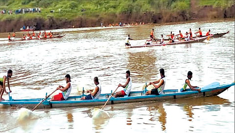 सांगली : होड्यांच्या स्पर्धेवेळी बोट उलटली (व्हिडीओ)