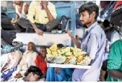 बोगस फेरीवाल्यांचा सुळसुळाट; रेल्वे प्रवाशांची होतेय लूट