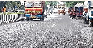 चाळण झालेले रस्ते बनवणार्या ठेकेदारांना दणका