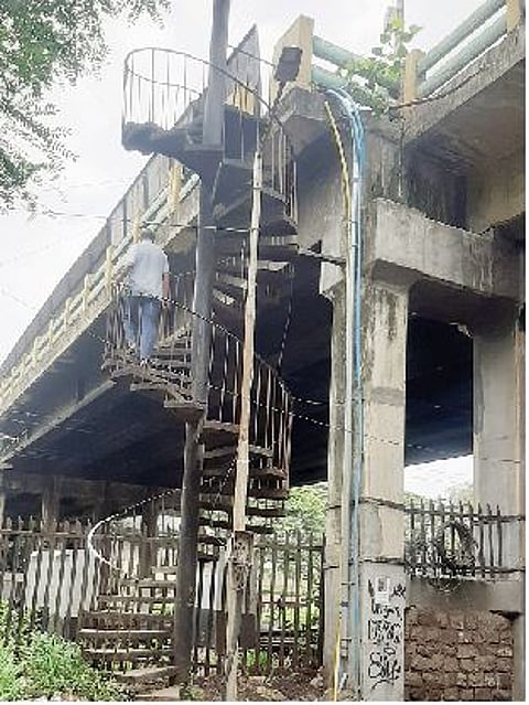 साधू वासवानी उड्डाणपुलाच्या लोखंडी जिन्यांची झालेली दुरवस्था.