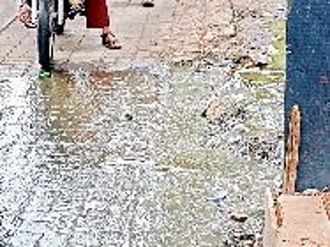 गंगाधाम चौकात मैलापाणी रस्त्यावर