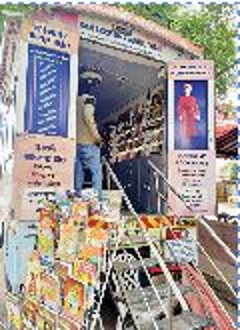 पालखी सोहळ्यात रामकृष्ण मठ पुणे यांच्यातर्फे फिरते वाचनालय