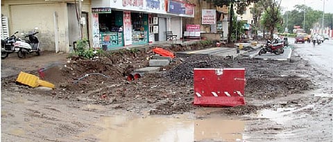 पिंपरी : वाल्हेकरवाडीत पदपथ, रस्त्याचे काम रखडले; पादचार्यांची वाट बिकट