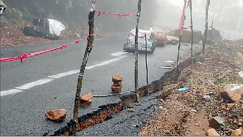 अतिवृष्टीमुळे वरंधा घाटात रस्त्याला भेगा
