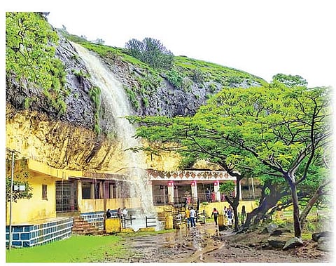 वाडा (ता. खेड) येथील श्री क्षेत्र गडदुदेवी देवस्थानाजवळ वाहणारा मनमोहक धबधबा.