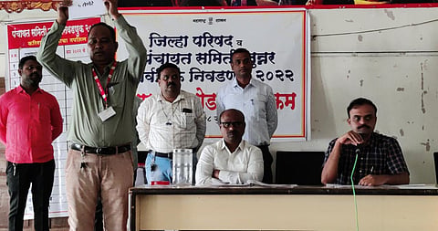 जुन्नर तालुक्यातील १८ गणांची आरक्षण सोडत जाहीर करताना उपजिल्हाधिकारी श्रीमंत माने, तहसिलदार रविंद्र सबनीस व उपस्थित.