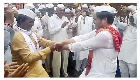 कर्जत : येथील रथयात्रेत आमदार रोहित पवार यांनी भाविकांसमवेत फुगडी खेळण्याचा आनंद लुटला.
