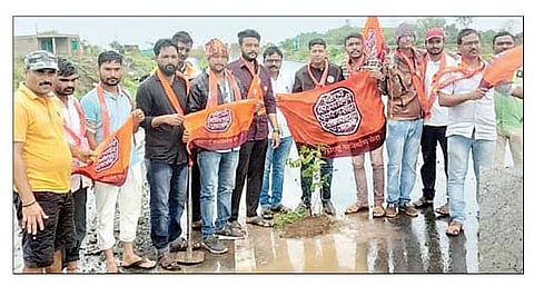 संगमनेर : माहुली घाट येथील खड्ड्यांमध्ये गांधीगिरी करीत वृक्षारोपण करून आंदोलन करताना मनसेचे किशोर डोके, खंडू जाधव आदी.