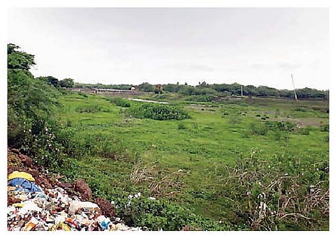 मोरगाव येथील कर्हा नदीवरील कोरडा बंधारा.