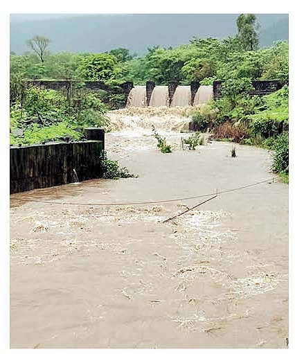 मुसळधार पावसाने तुडुंब भरून वाहणारा पौड येथील बंधारा.