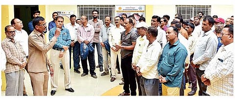 नगर : अतिक्रमण विरोधी पथकावरील हल्ल्याच्या निषेधार्थ बुधवारी मनपाचे कामकाज बंद ठेवण्यात आले. त्यावेळी गेट सभेत बोलताना अनंत लोखंडे.