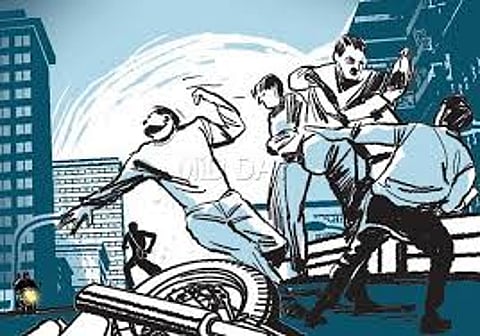 नगर : करंजी घाटामध्ये साडेसात लाखांची लूट