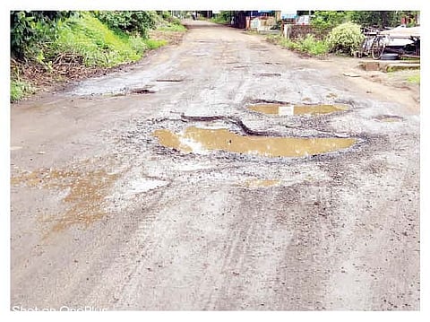 सिंहगड पायथ्याला जाणार्या गोळेवाडी ते आतकरवाडी रस्त्याची खड्डे पडून झालेली चाळण. (छाया : दत्तात्रय नलावडे)